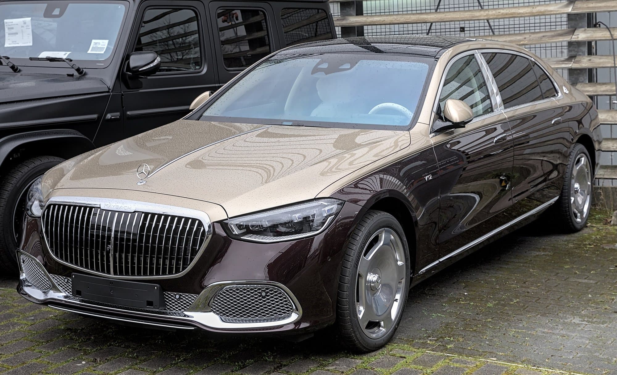 Two-tone Mercedes-Maybach S 680 (Z223), front three-quarter view